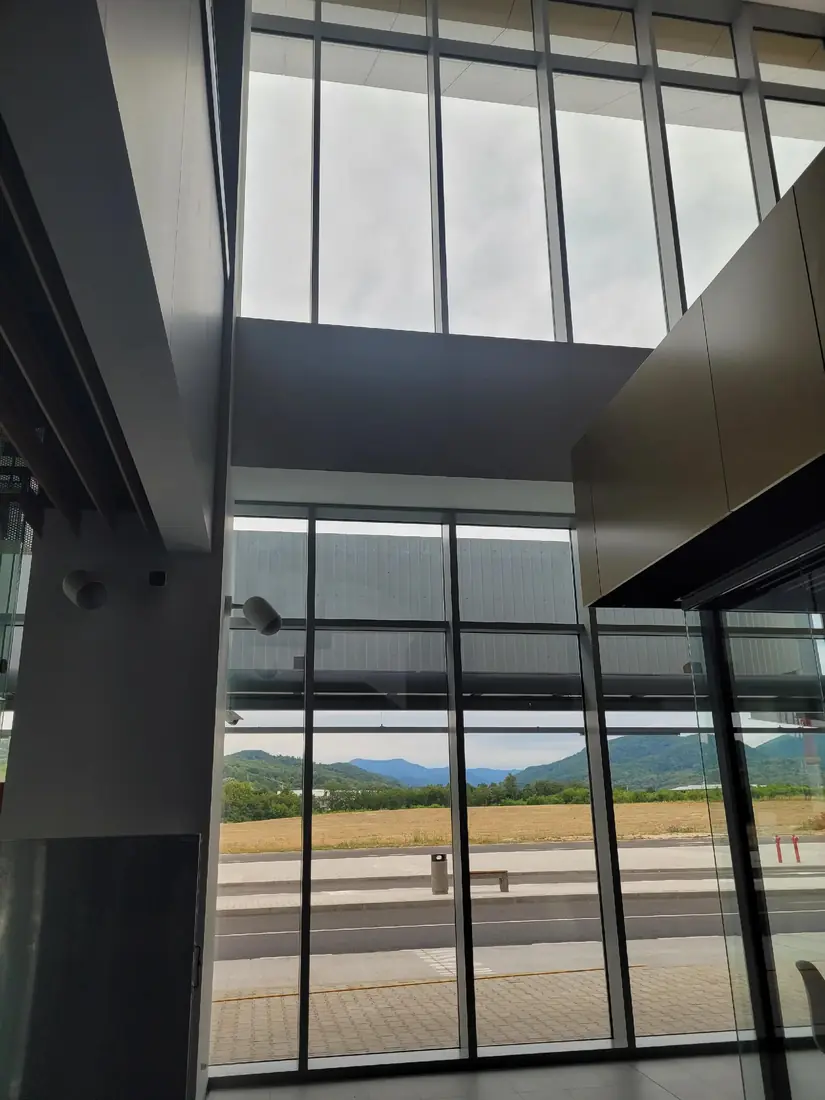 Vitraj interior cu dublă înălțime, cu vedere spre munte