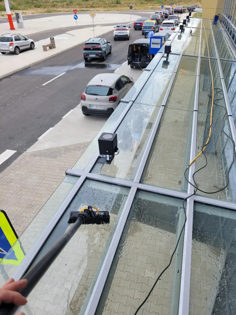 Peria pe acoperișul de sticlă de deasupra intrării în aeroport
