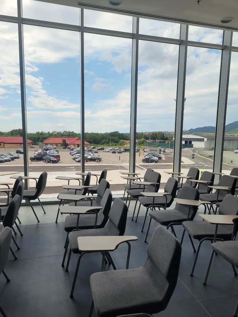 Sala de așteptare cu pereți de sticlă