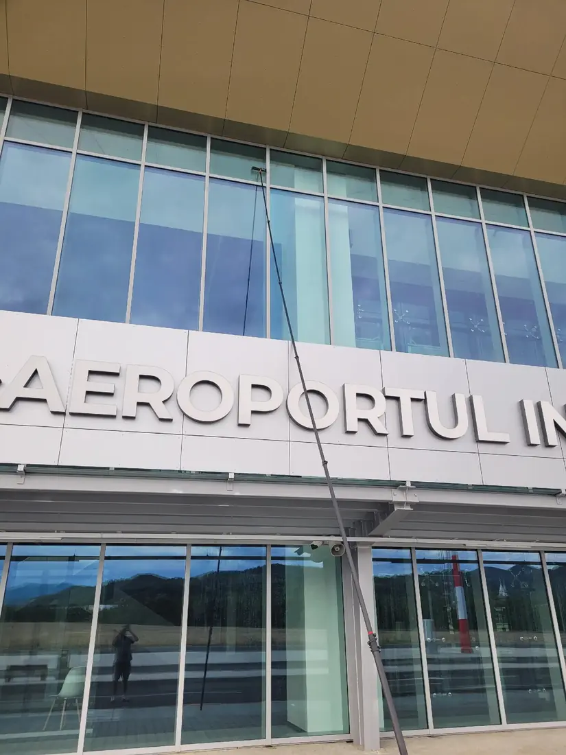 Tija lângă inscripția Aeroportul Internațional Maramureș