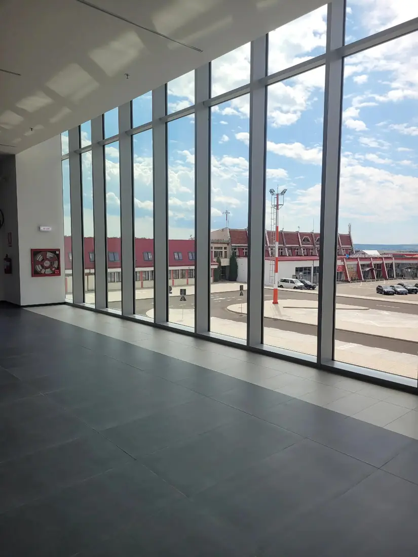 Vitrajul interior al aeroportului, cu pista în spate