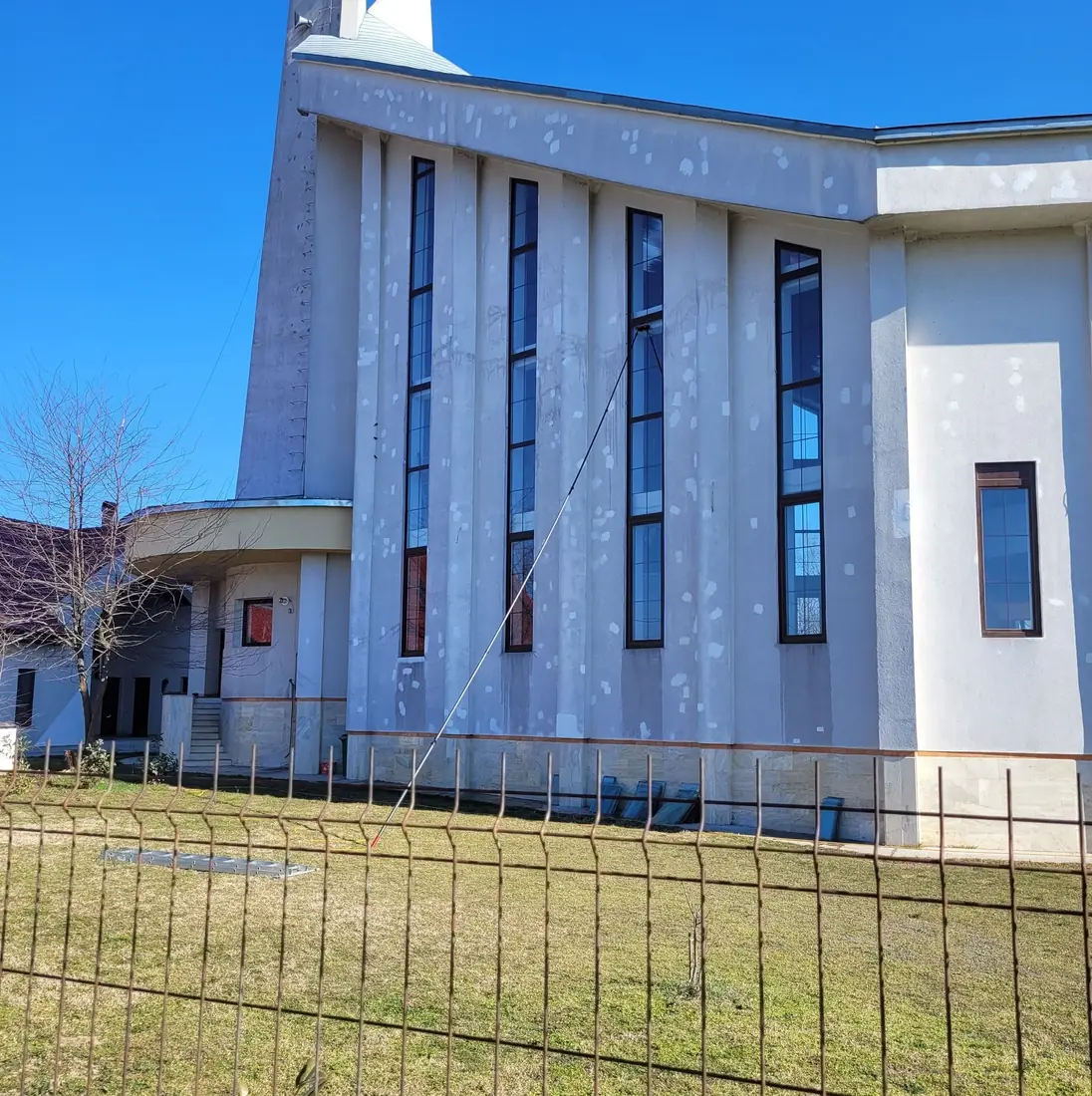 Biserică modernă cu ferestre înguste și foarte înalte