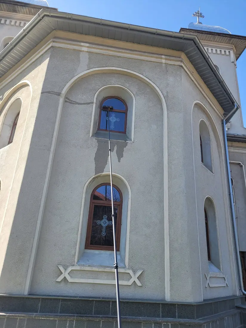 Tija telescopică la fereastra înaltă a unei biserici