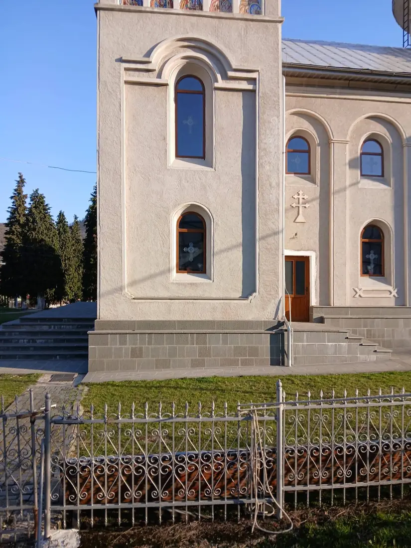 Turnul unei biserici, cu ferestrele arcuite curate