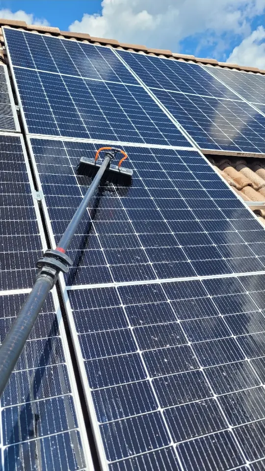 Tija telescopică cu peria pe panourile solare